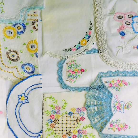 Vintage Embroidered Linens & Lace Mystery Grab Bag 🌸 Large Box 🍄 14-20 Pieces - Picture 9 of 9